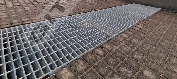 Grătare metalice zincate GITTERWELD instalate pentru o zonă cu trafic auto