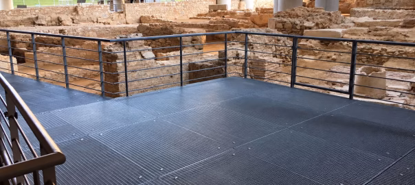 Platformă și pasarelă din grătare metalice zincate într-un proiect GITTERWELD