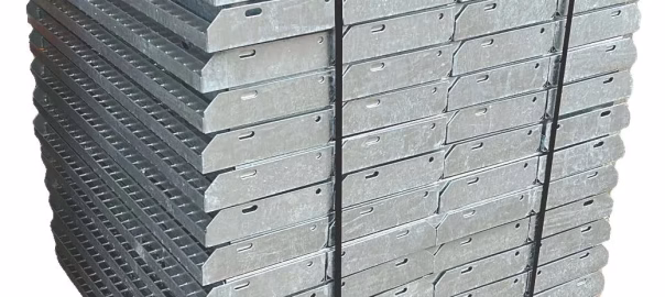 Trepte metalice zincate din grătar, pregătite pentru livrare GITTERWELD